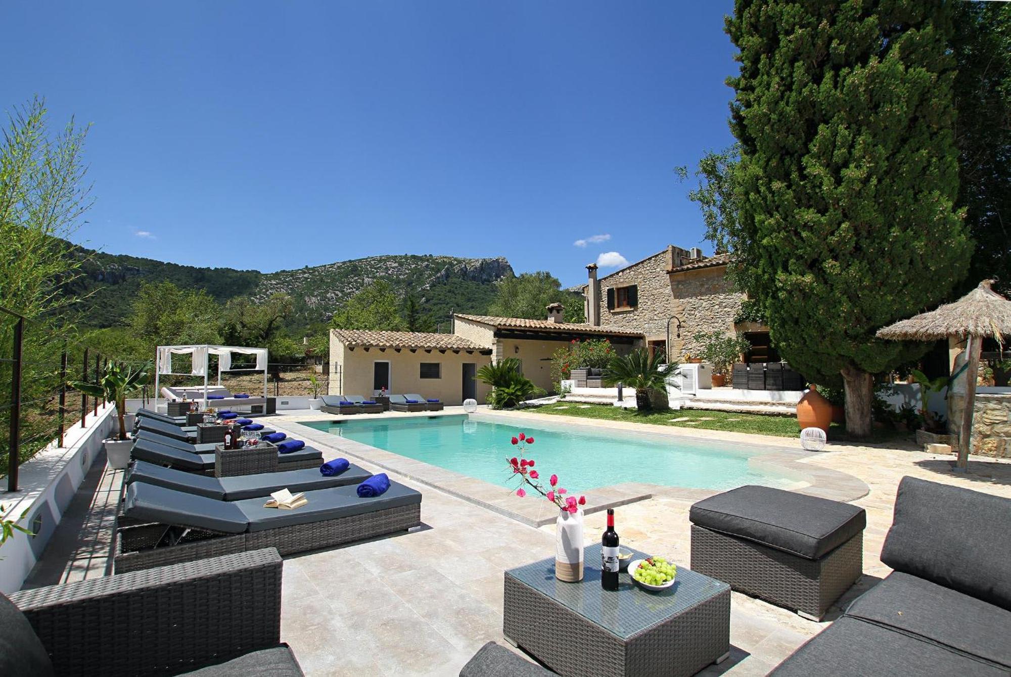 Villa Country Lane Set In Hills