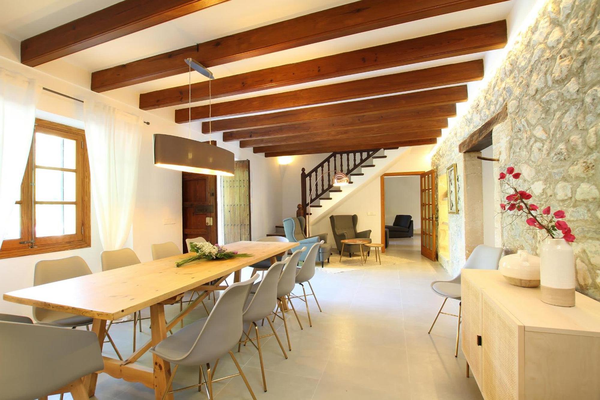 Country Lane Set In Hills Villa *