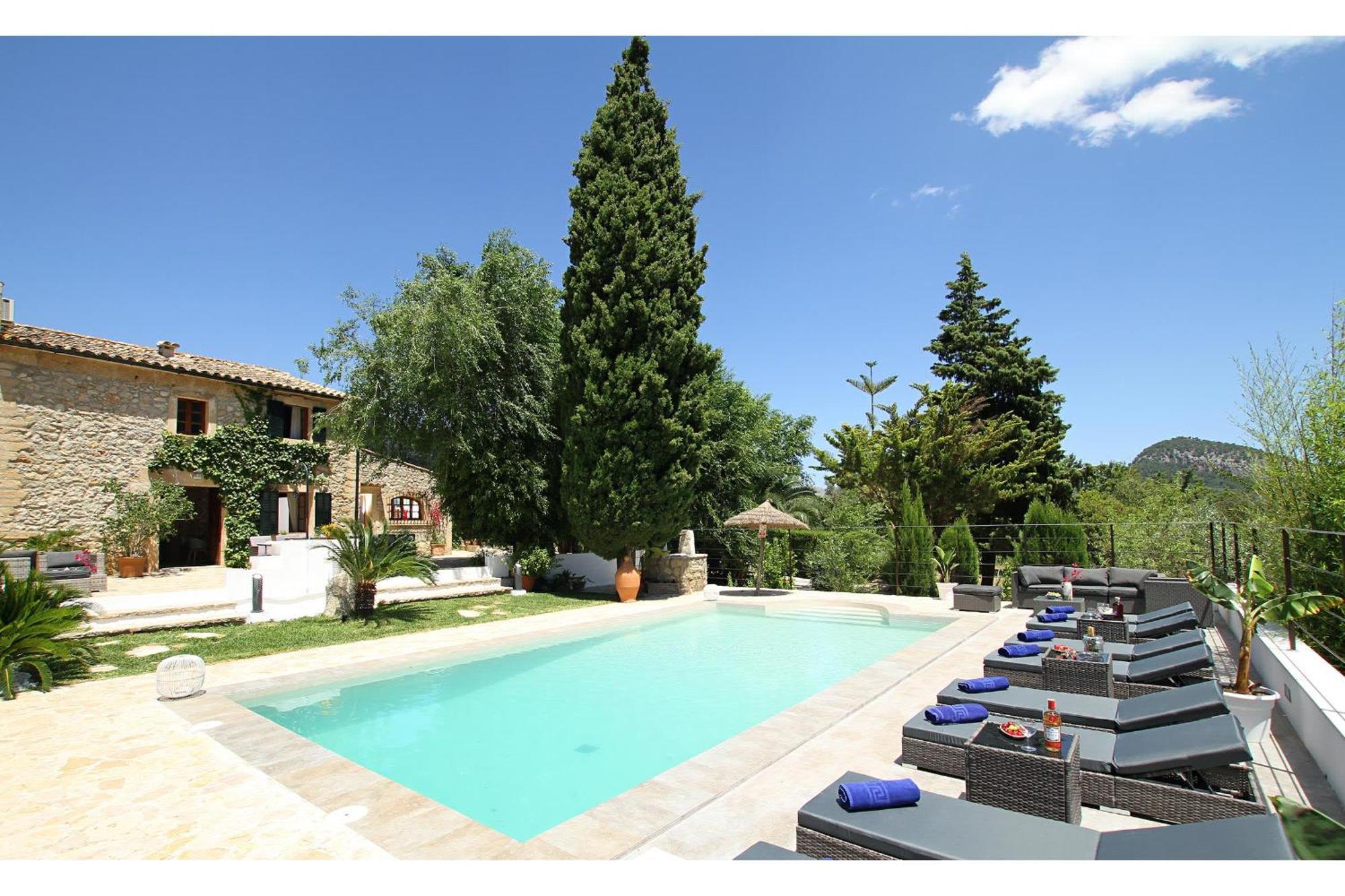 Country Lane Set In Hills Villa *